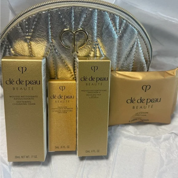 Clé de Peau Beauté bag and set. - Picture 1 of 8